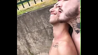 Novinhos fudendo na trilha em público enquanto o trem passa